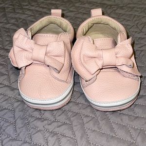 6-9 months. Pink Robeez Baby sneaker with bow. Like new.